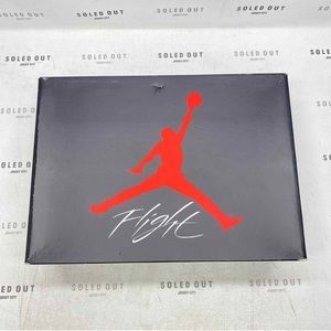 I’m selling these Jordan 4s red thunders size 7.5